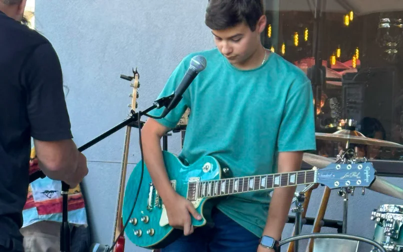 نوح يعزف على الجيتار