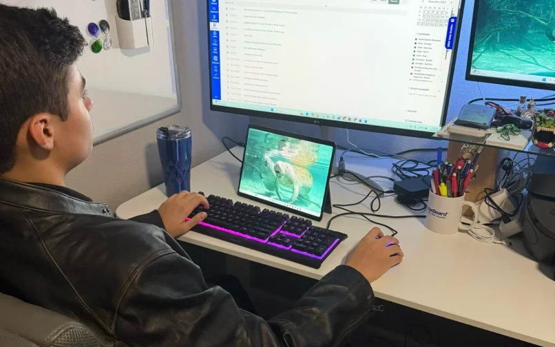 نوح يستخدم الكمبيوتر