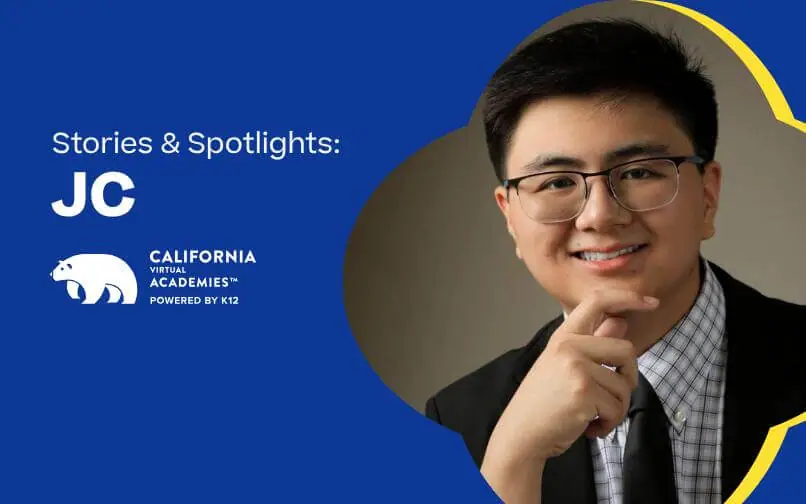 جيه سي، طالب في أكاديميات كاليفورنيا الافتراضية، مبتسماً.