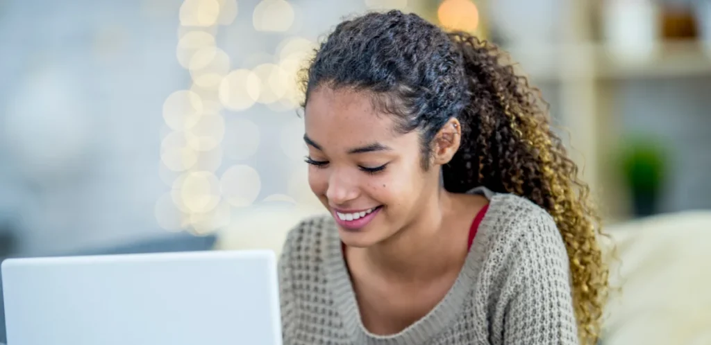 طالب يحضر درسًا عبر الإنترنت