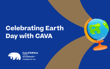 صورة ترويجية ليوم الأرض تحمل النص «الاحتفال بيوم الأرض مع CAVA»، وتظهر فيها كرة أرضية زاهية باللونين الأزرق والأخضر موضوعة على حامل، وشعار أكاديميات كاليفورنيا الافتراضية، وخلفية زرقاء داكنة مع منحنيات تجريدية باللون البني.
